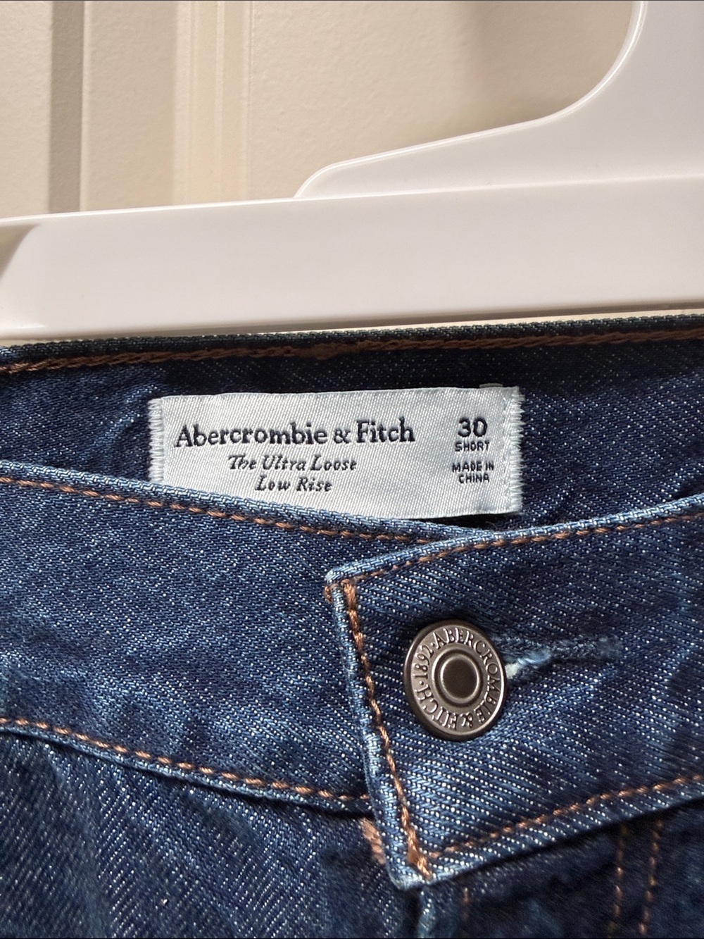 Abercrombie & Fitch Women's Relaxed Dark Blue Jeans - Picture 2 of 3